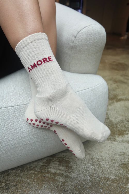 weiße Pilates-Socken „Amore“ mit roten Herz-Noppen und Schriftzug