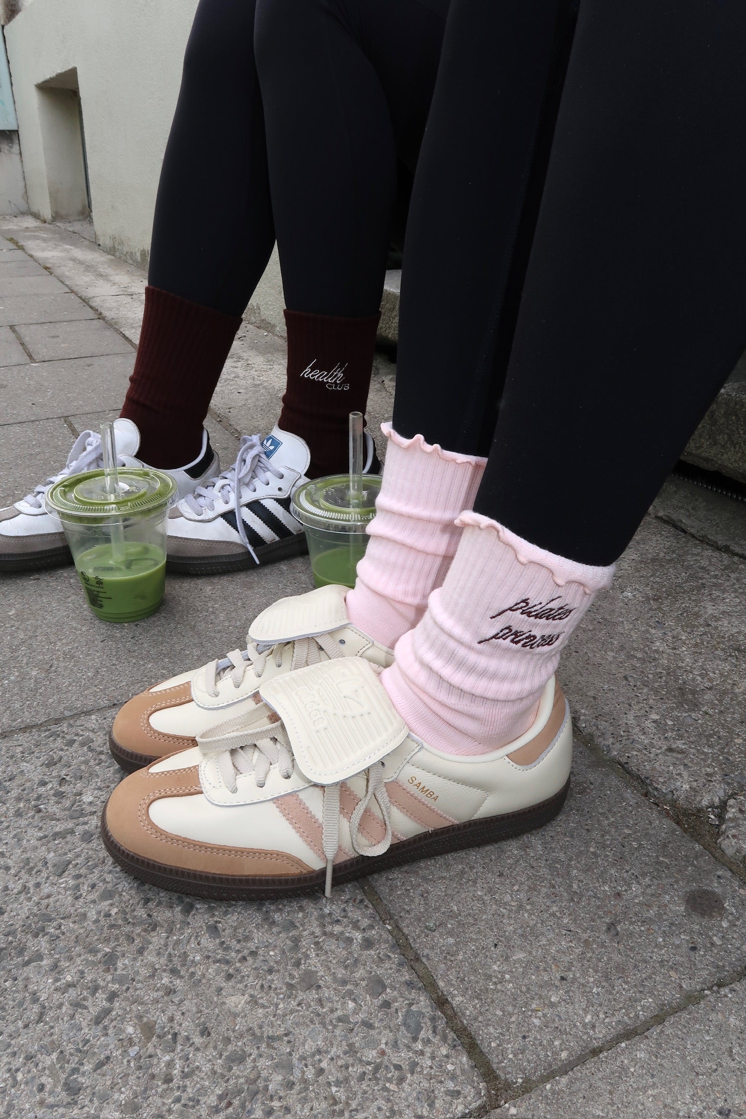 Rosa „Pilates Princess“-Socken mit Herz-Noppen und Retro-Sneakern, neben espressofarbenen „Health Club“-Socken